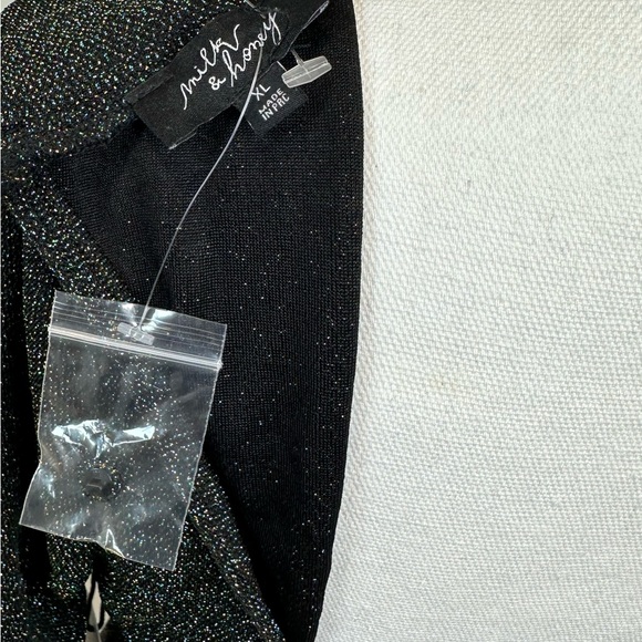 MILK & HONEY LONG SLEEVE KEYHOLE BACK TOP - Picture 5 of 7